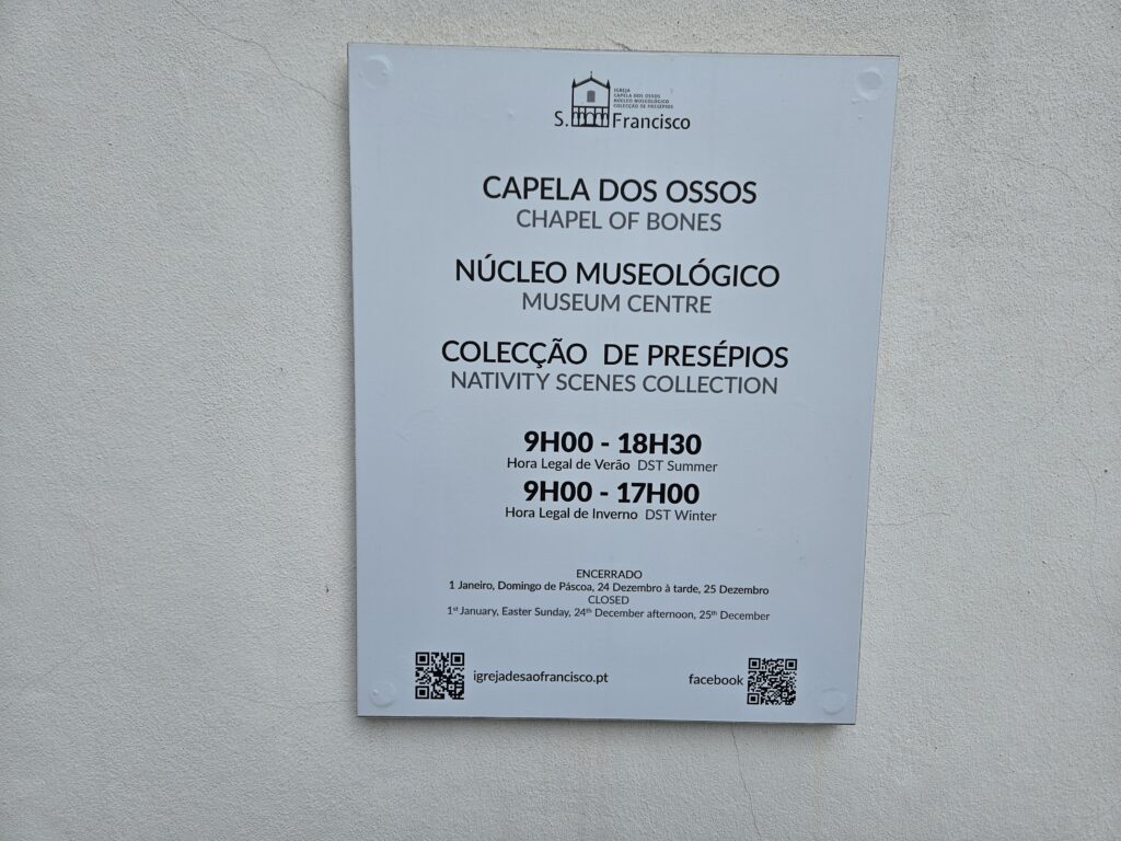 É dentro da Igreja de São Francisco que está a Capela dos Ossos