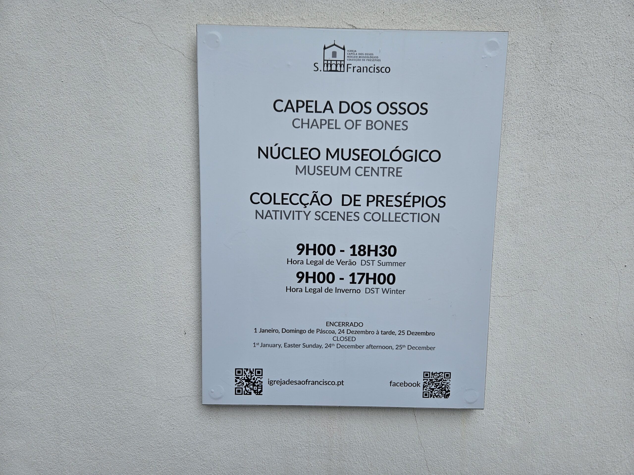 É dentro da Igreja de São Francisco que está a Capela dos Ossos