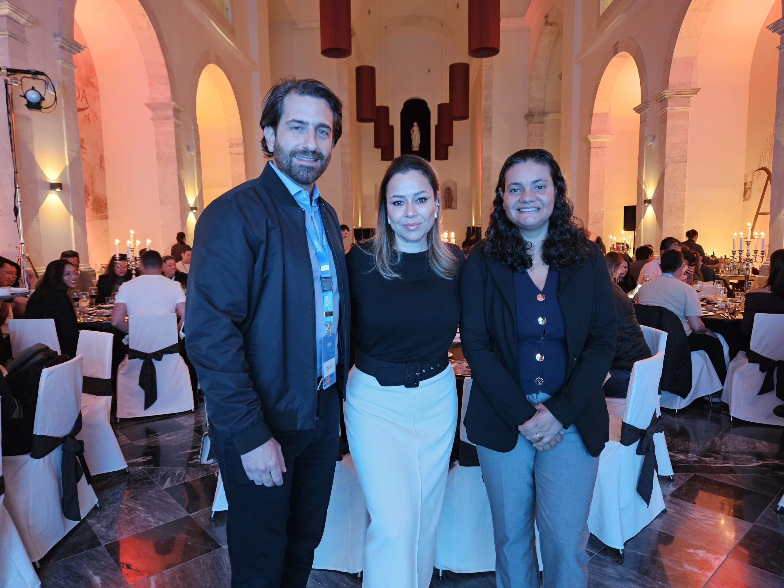 Priscila Pereira, da Atlantica Hospitality, entre Bruno Heleno e Vilma Paes, da Trend