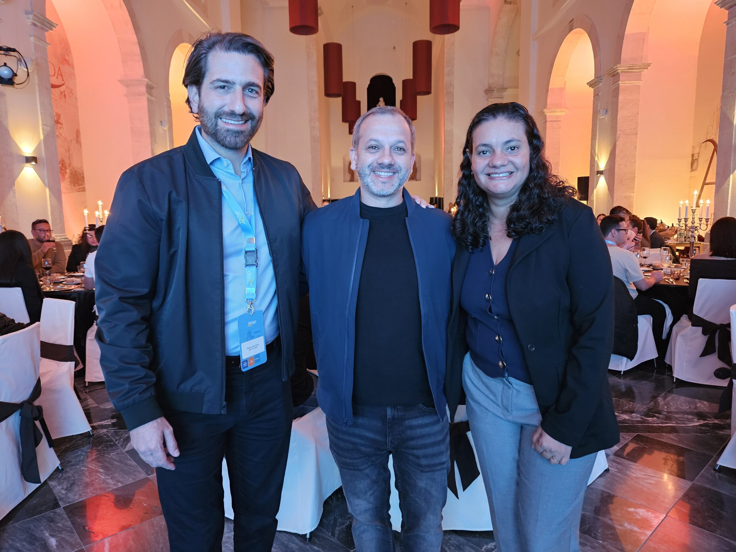 Diego Lando, da Intercity Hotels, entre Bruno Heleno e Vilma Paes, da Trend