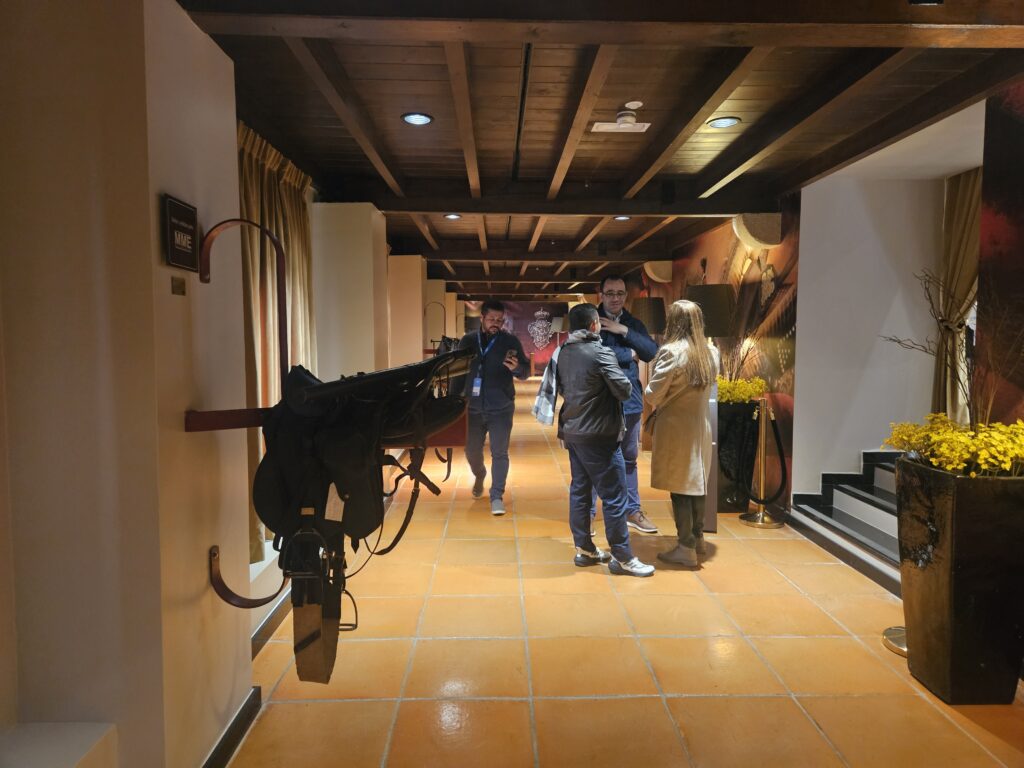 Pelos corredores, características da arte equestre