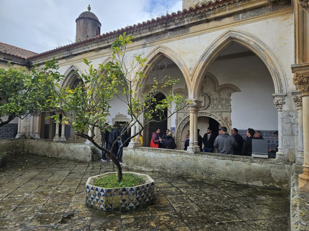 Tanto o castelo quanto o convento estão rodeados pela cerca conventual, uma área com 45 hectares de jardins, hortas e floresta, conhecida por Mata dos Sete Montes