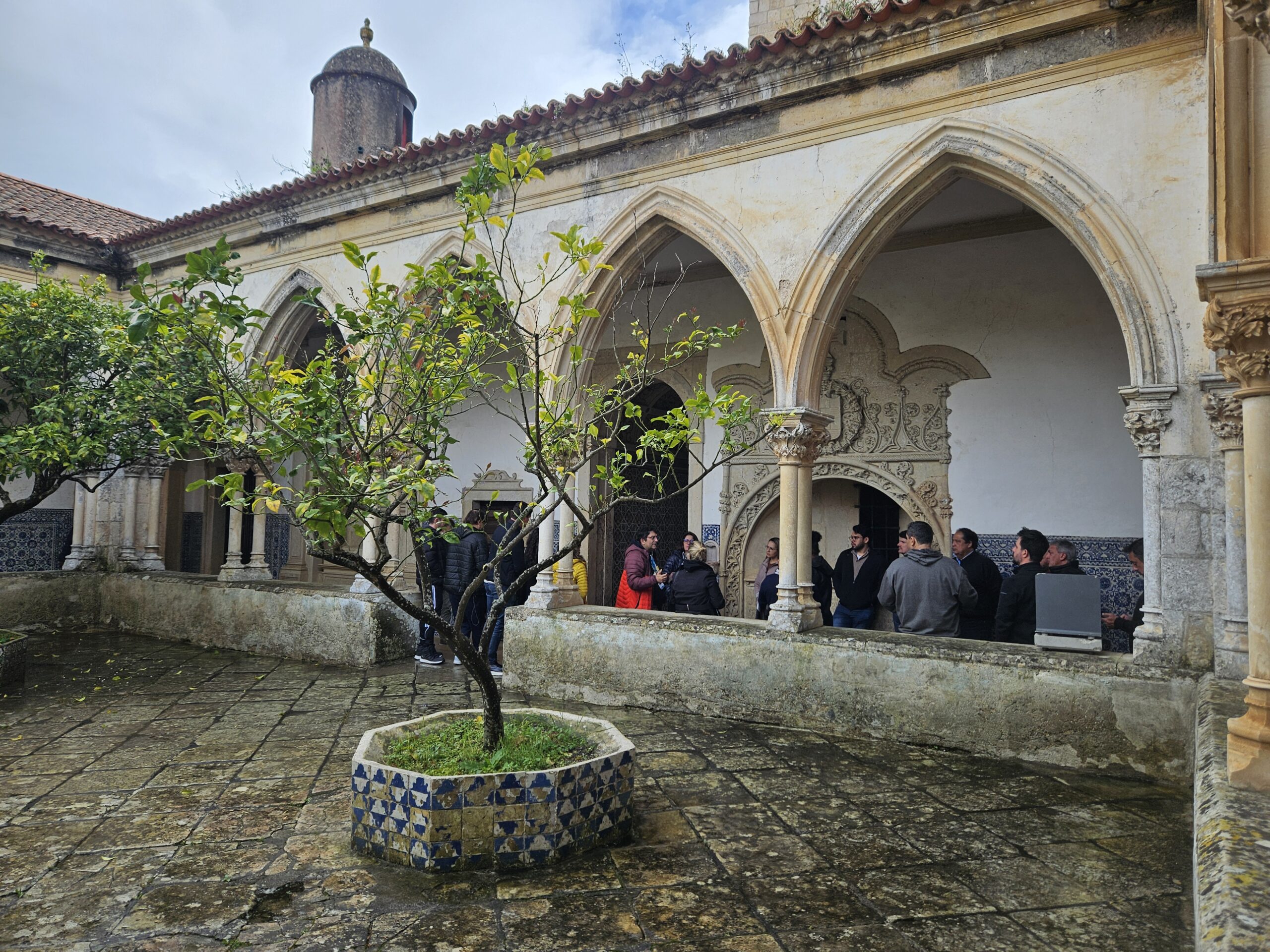 Tanto o castelo quanto o convento estão rodeados pela cerca conventual, uma área com 45 hectares de jardins, hortas e floresta, conhecida por Mata dos Sete Montes Tanto o castelo quanto o convento estão rodeados pela cerca conventual, uma área com 45 hectares de jardins, hortas e floresta, conhecida por Mata dos Sete Montes