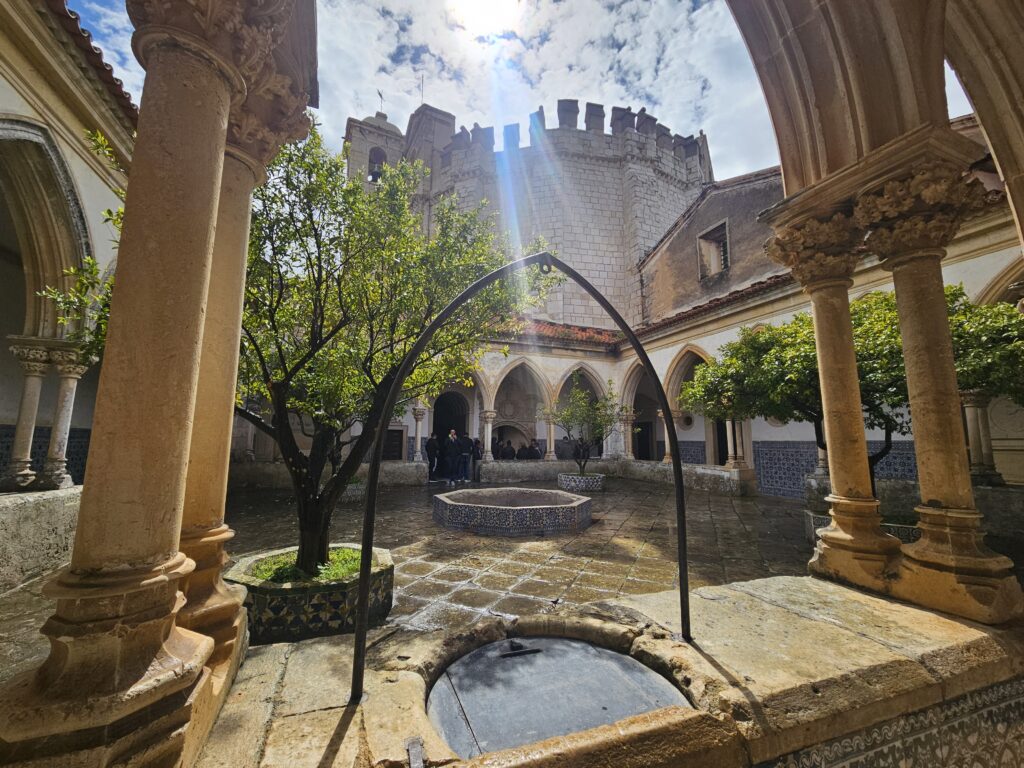 O conjunto se divide em dois espaços: o Castelo dos Templários e o Convento da Ordem de Cristo