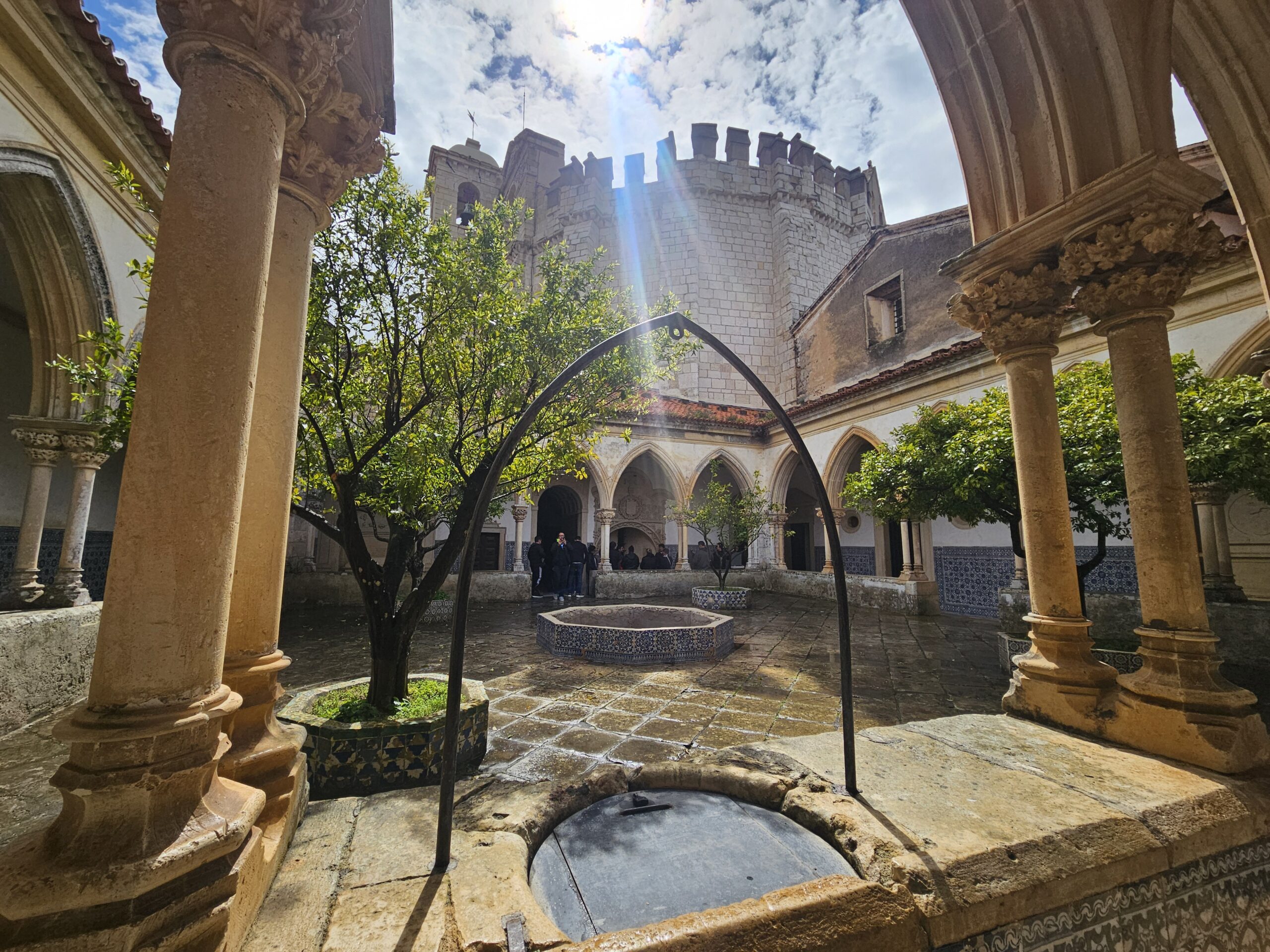 O conjunto se divide em dois espaços: o Castelo dos Templários e o Convento da Ordem de Cristo O conjunto se divide em dois espaços: o Castelo dos Templários e o Convento da Ordem de Cristo