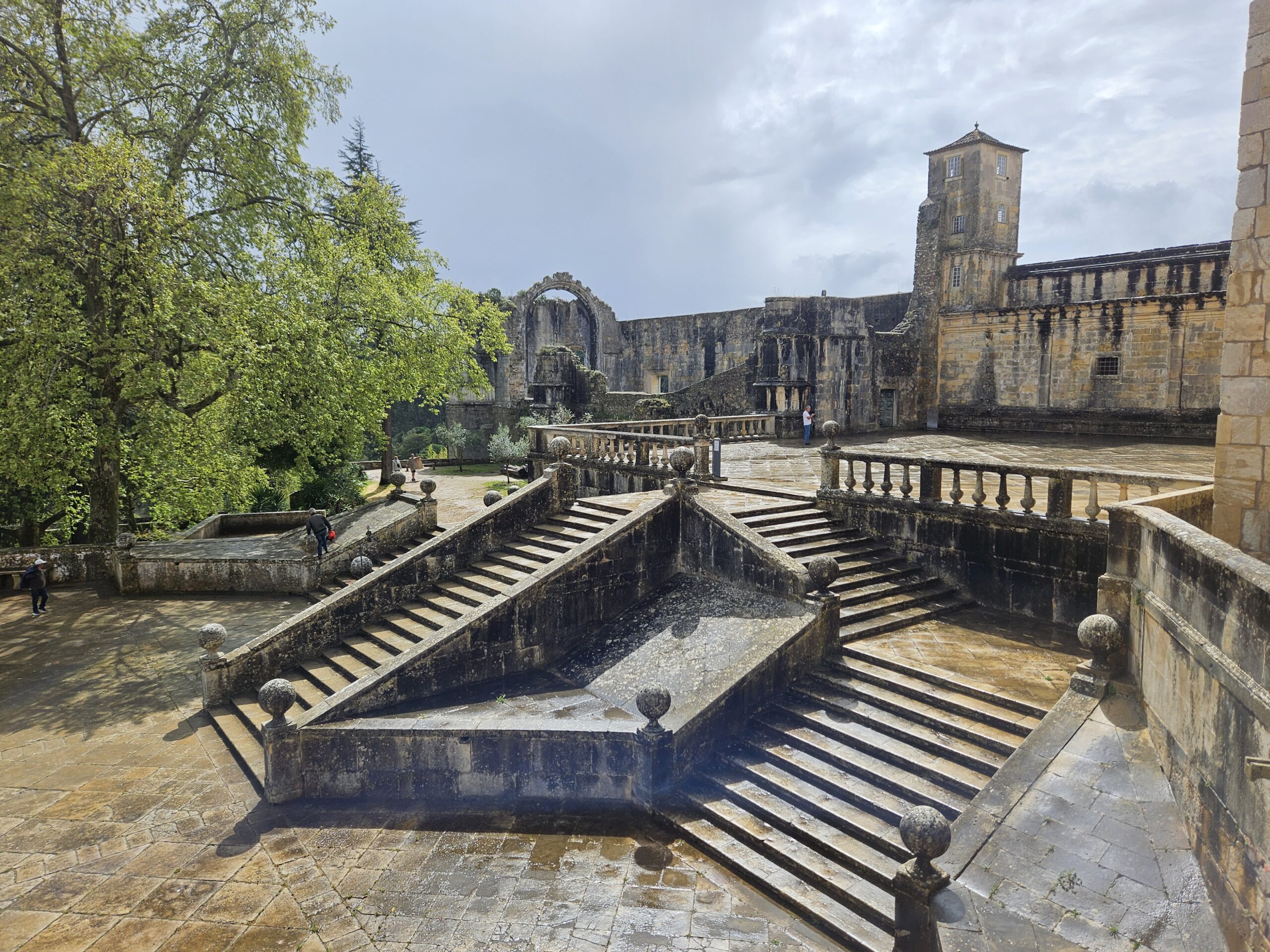 O castelo do século XIl é um dos maiores exemplares da arquitetura militar dessa época O castelo do século XIl é um dos maiores exemplares da arquitetura militar dessa época