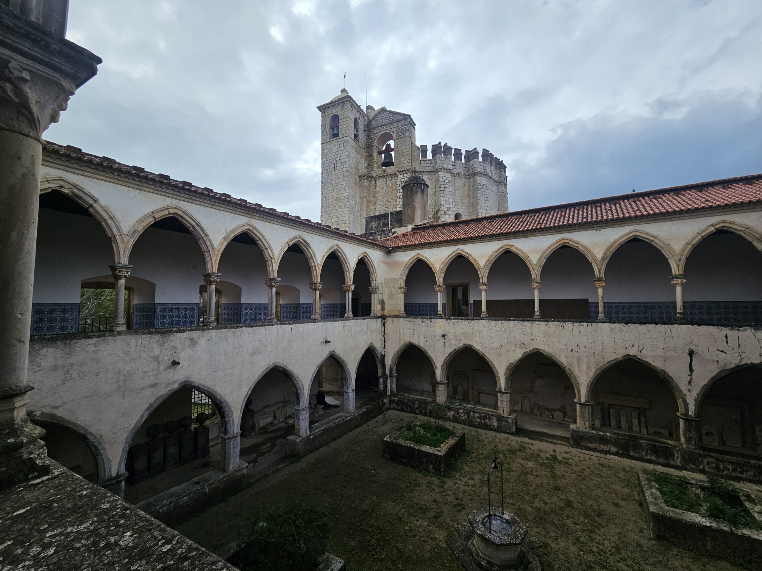 Já o convento tem oito claustros construídos entre os séculos XIV e XVIII, e inclui alguns dos mais importantes testemunhos da história da arquitetura portuguesa Já o convento tem oito claustros construídos entre os séculos XIV e XVIII, e inclui alguns dos mais importantes testemunhos da história da arquitetura portuguesa