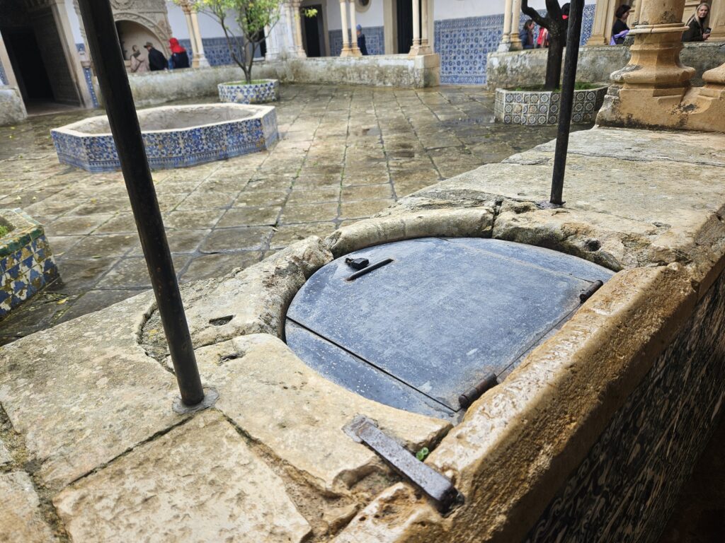 A água chegava por meio de uma grande obra de engenharia, um aqueduto de 6 quilómetros que atravessava o vale de Pegões