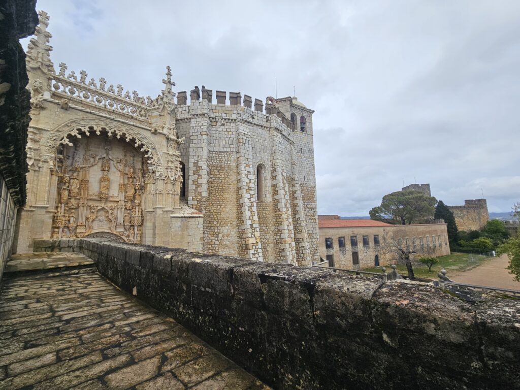 O castelo de Tomar foi construído em 1160 por Gualdim Pais, mestre da Ordem do Templo