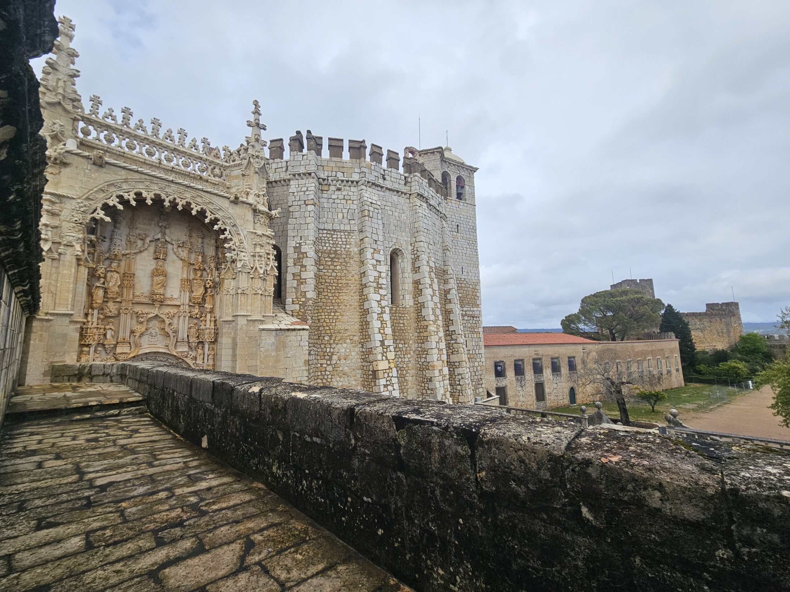 O castelo de Tomar foi construído em 1160 por Gualdim Pais, mestre da Ordem do Templo O castelo de Tomar foi construído em 1160 por Gualdim Pais, mestre da Ordem do Templo