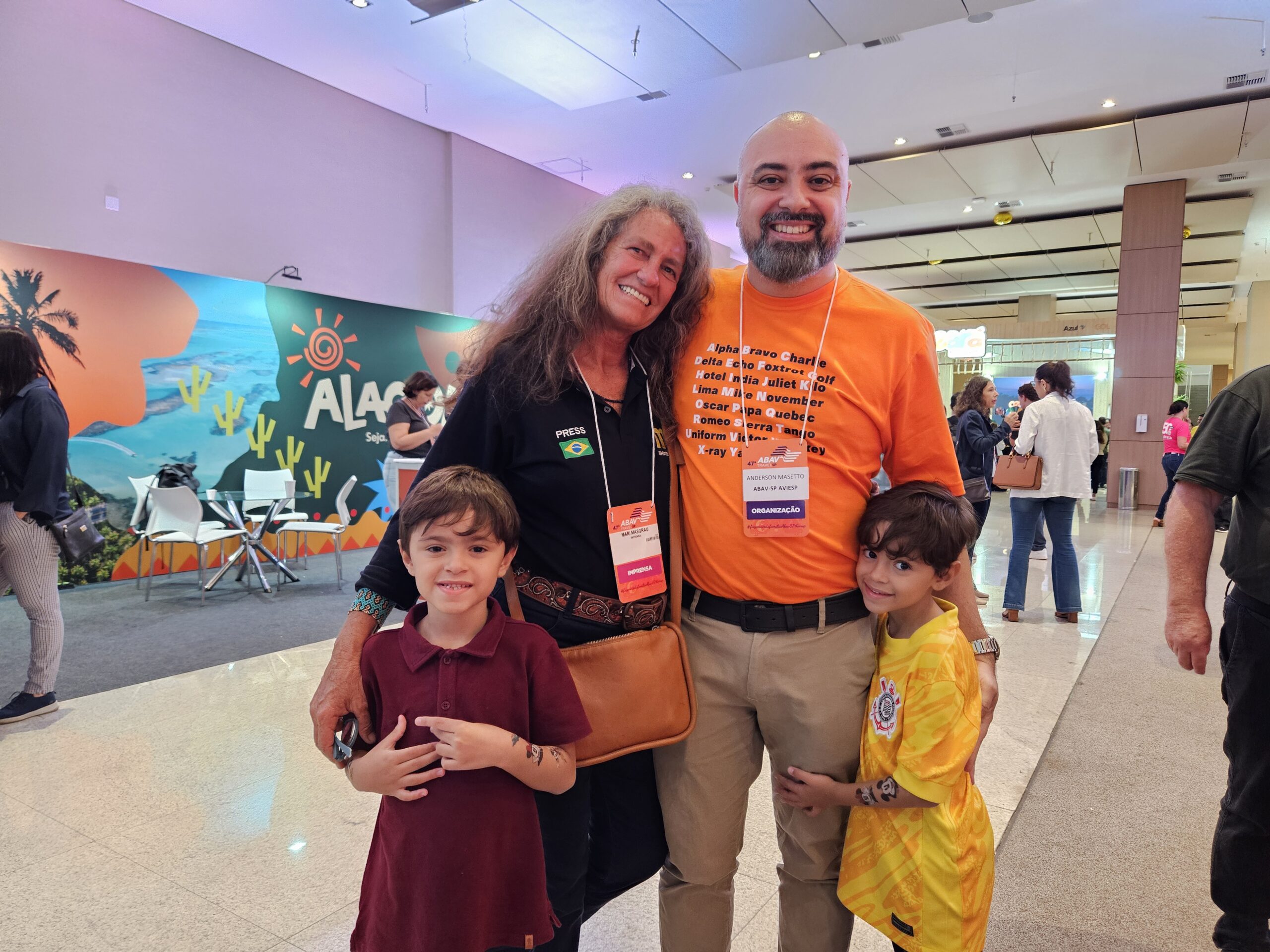 Maria Masgrau, do M&E, com Anderson Masetto, da Abav-SP Aviesp, e filhos
