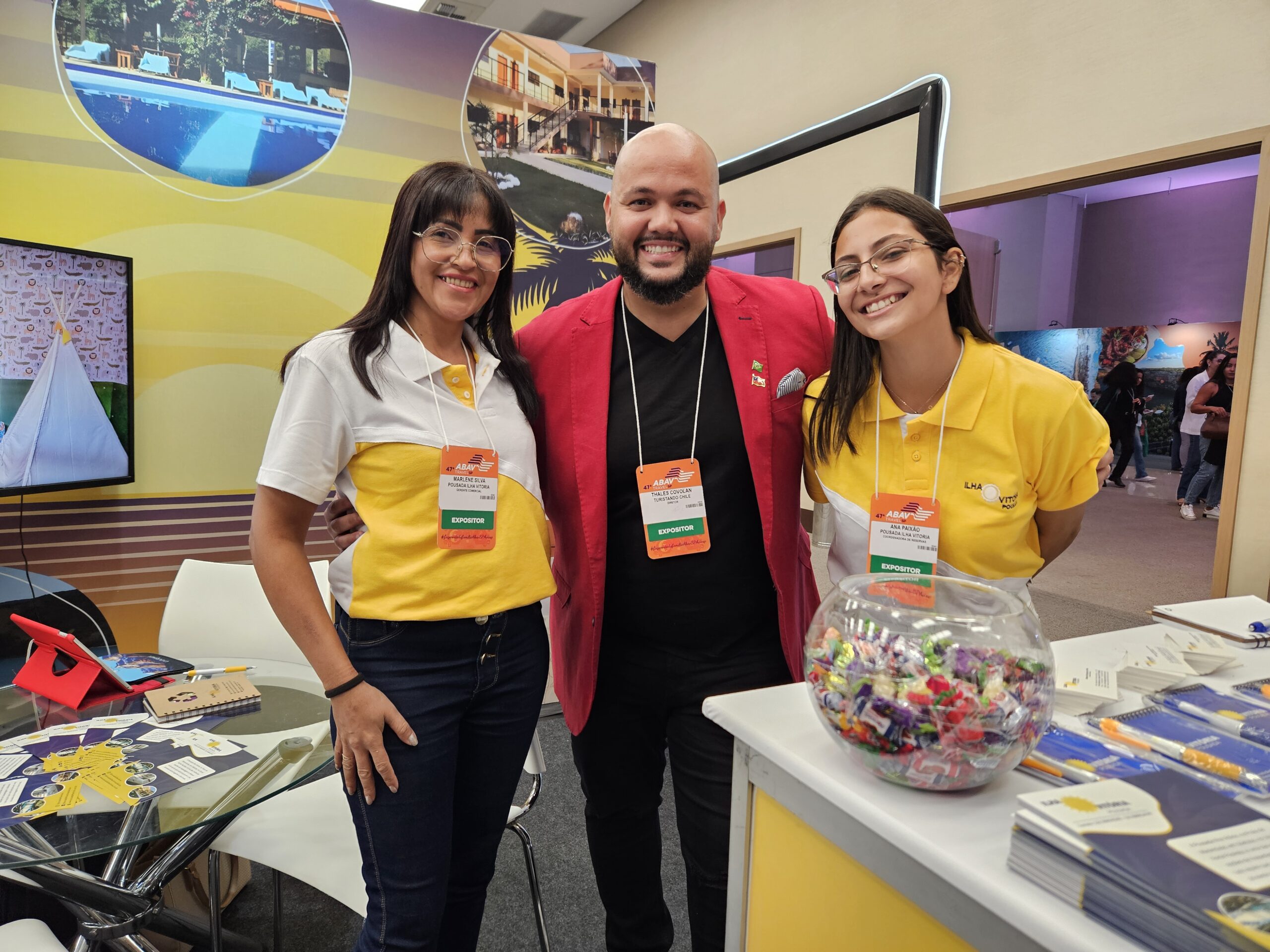 Thales Covolan, do Turistando Chile, entre Ana Paixão e Marlene Silva, da Pousada Ilha Vitória