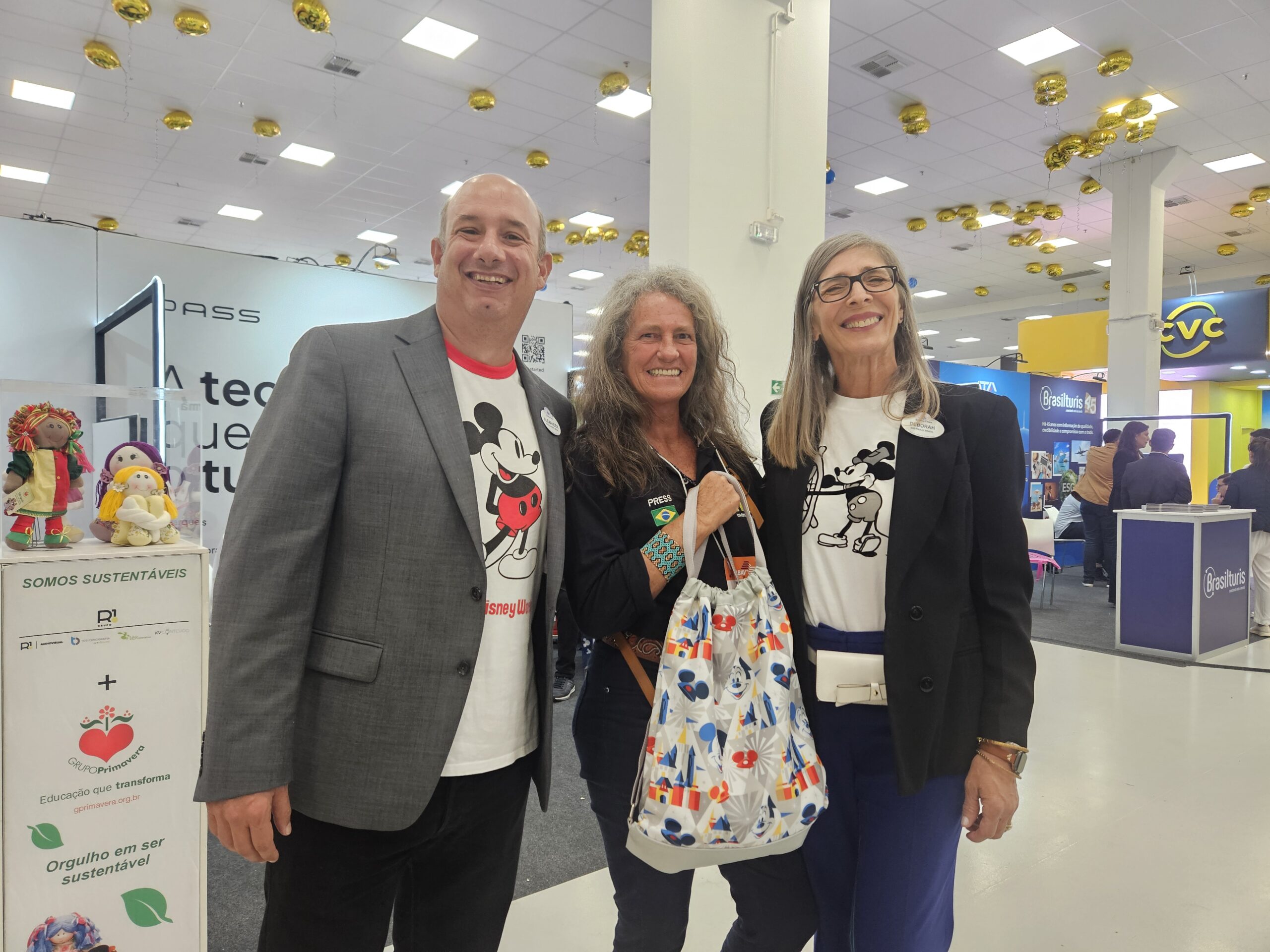 Mari Masgrau, do M&E, entre Alexander Haim e Deborah Baldin, da Disney
