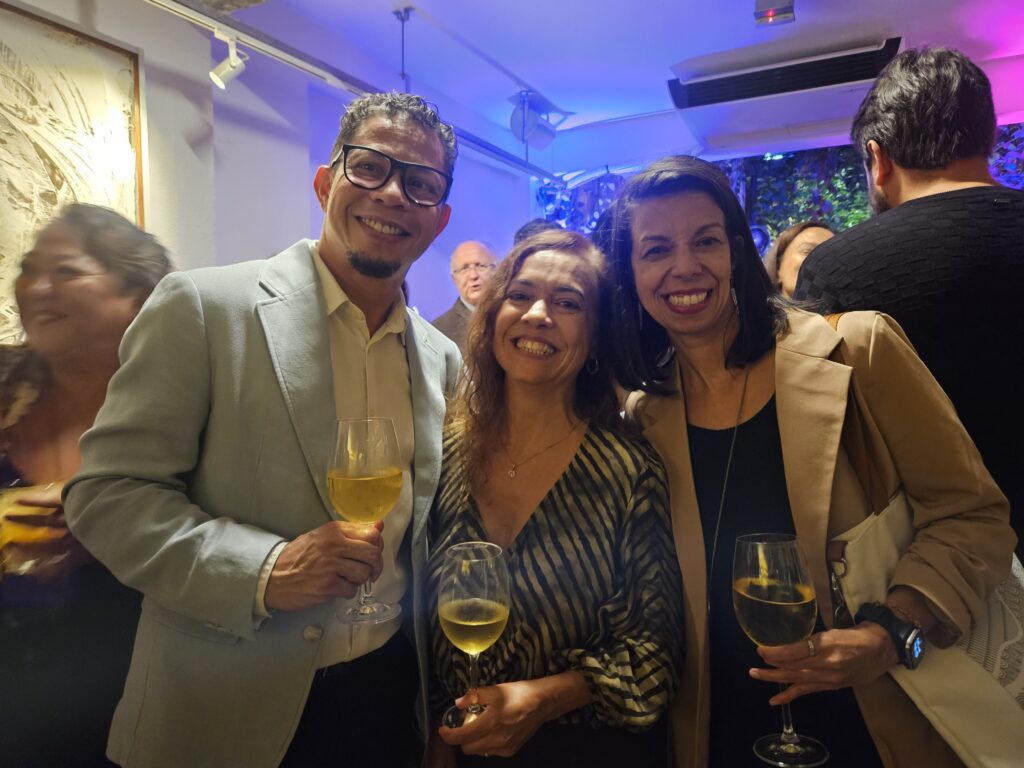 Denise Santiago, da Cia Eco, entre Reno de Paula e Letícia Vasconcelos, da TGK