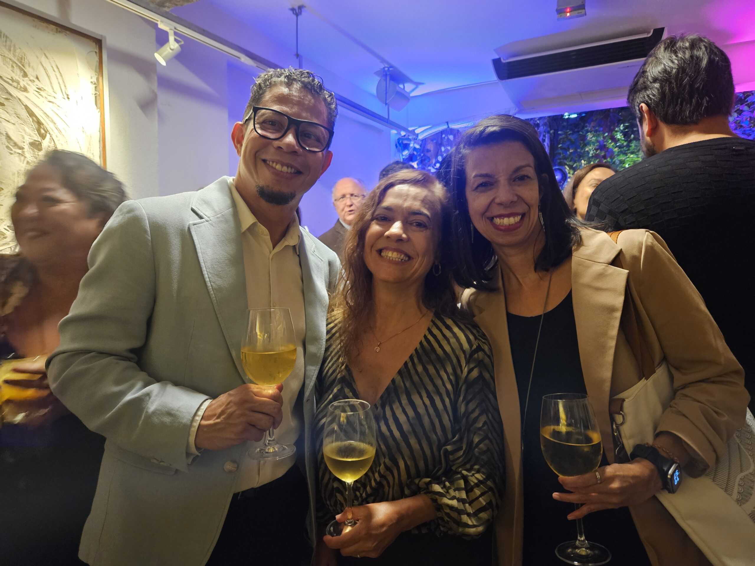 Denise Santiago, da Cia Eco, entre Reno de Paula e Letícia Vasconcelos, da TGK