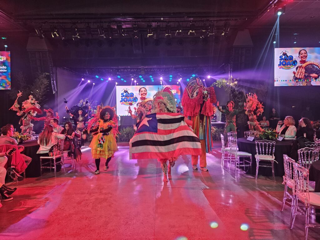 Apresentação de música ao vivo com danças típicas do Maranhão