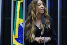 Deputada Erika Hilton cobra explicações à embaixada dos EUA sobre visto