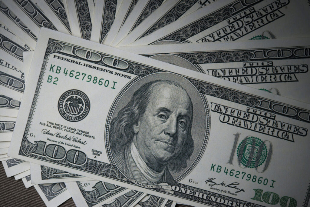 751 Apesar de queda, dólar mantém liderança do maior volume transacionado em março