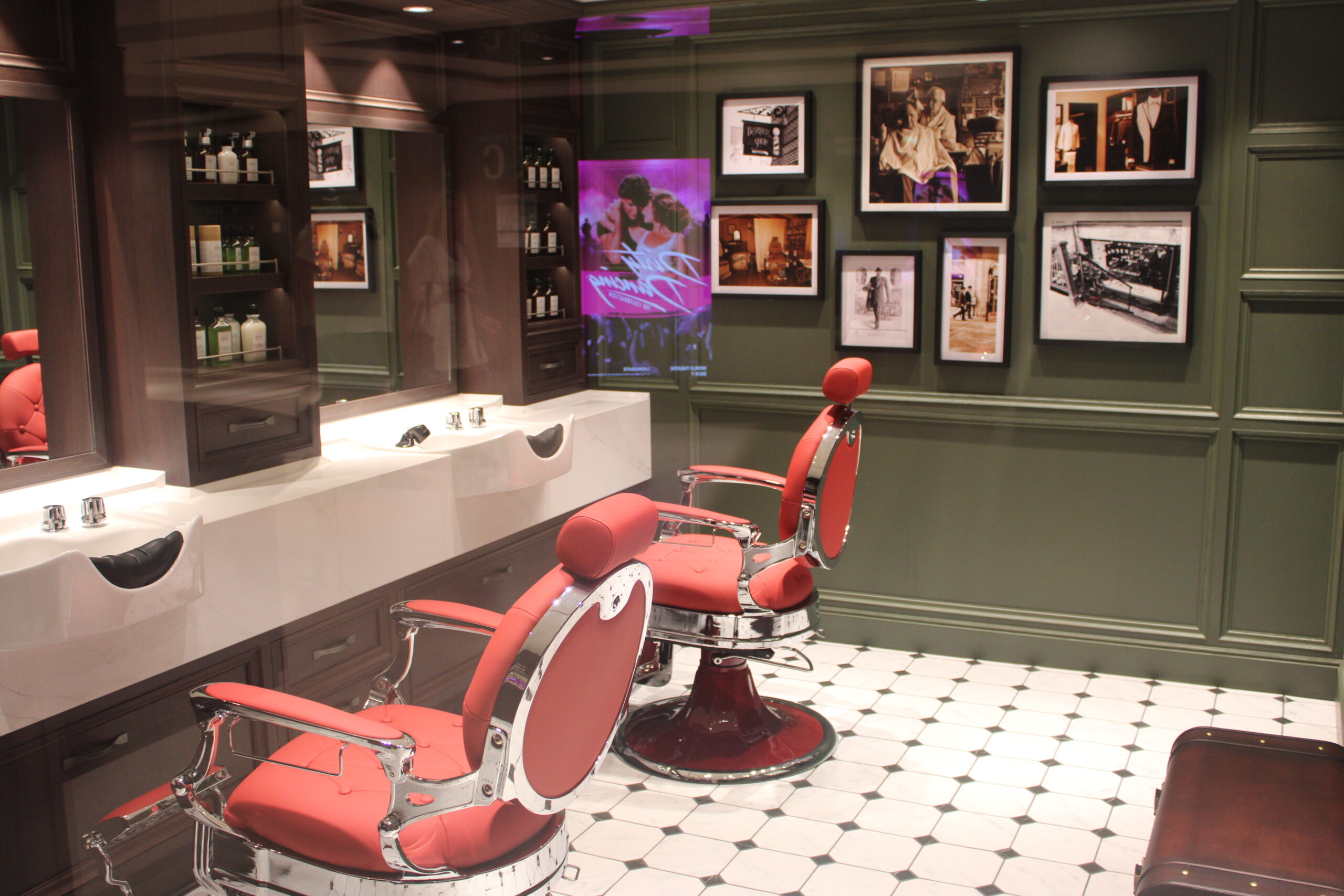 A Gentlemen's Barber, barbearia do navio