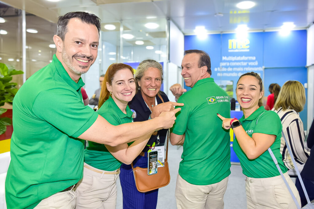 A MSC foi no estande do M&E apresentar o seu uniforme