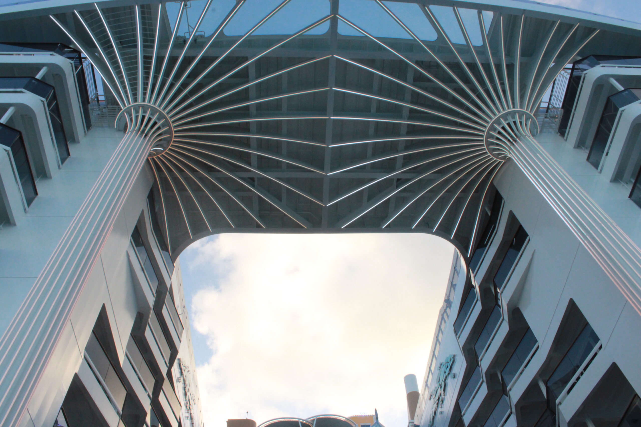 A arquitetura do navio é moderna e elegante