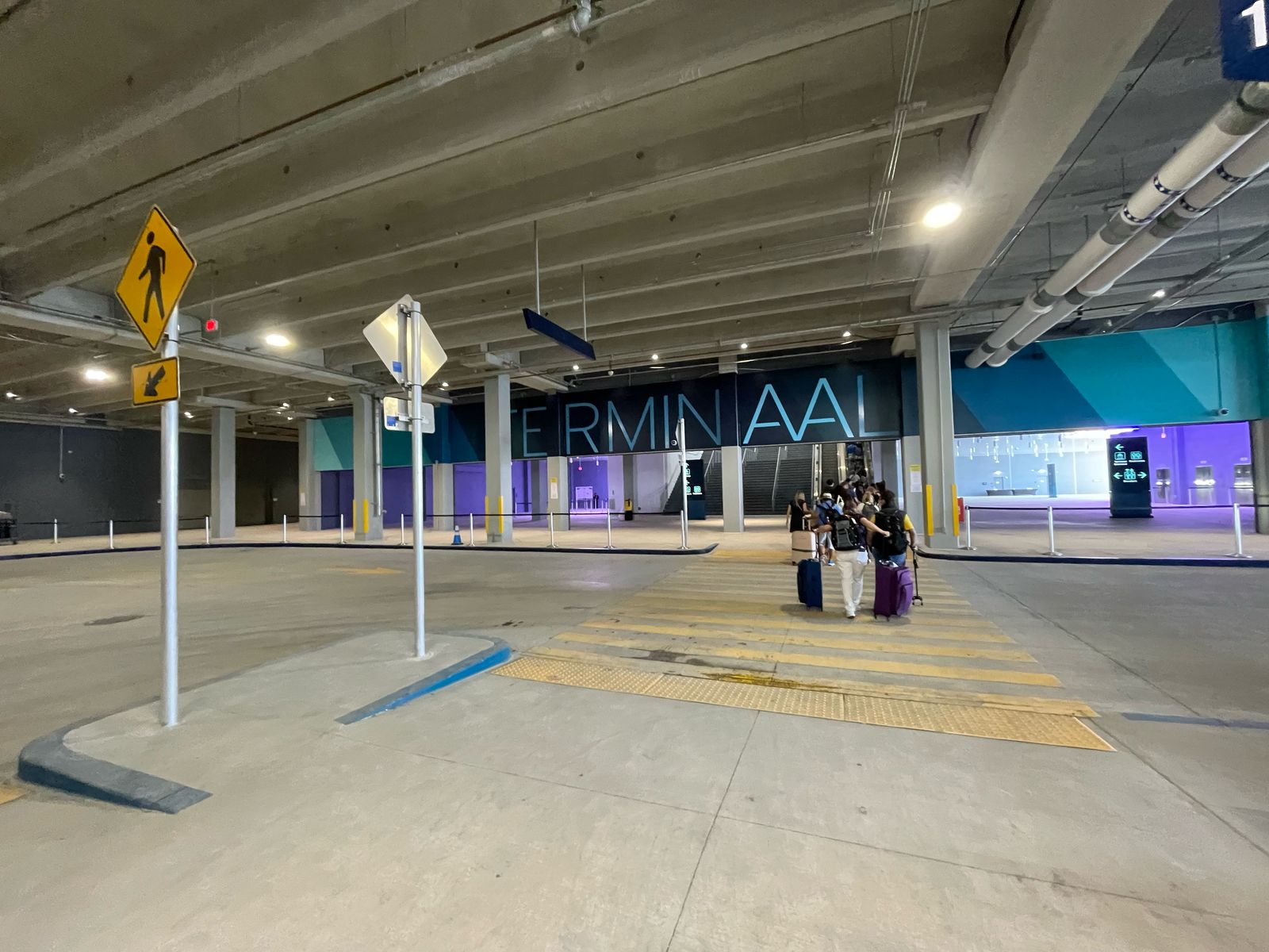 A entrada do novo terminal a partir do estacionamento