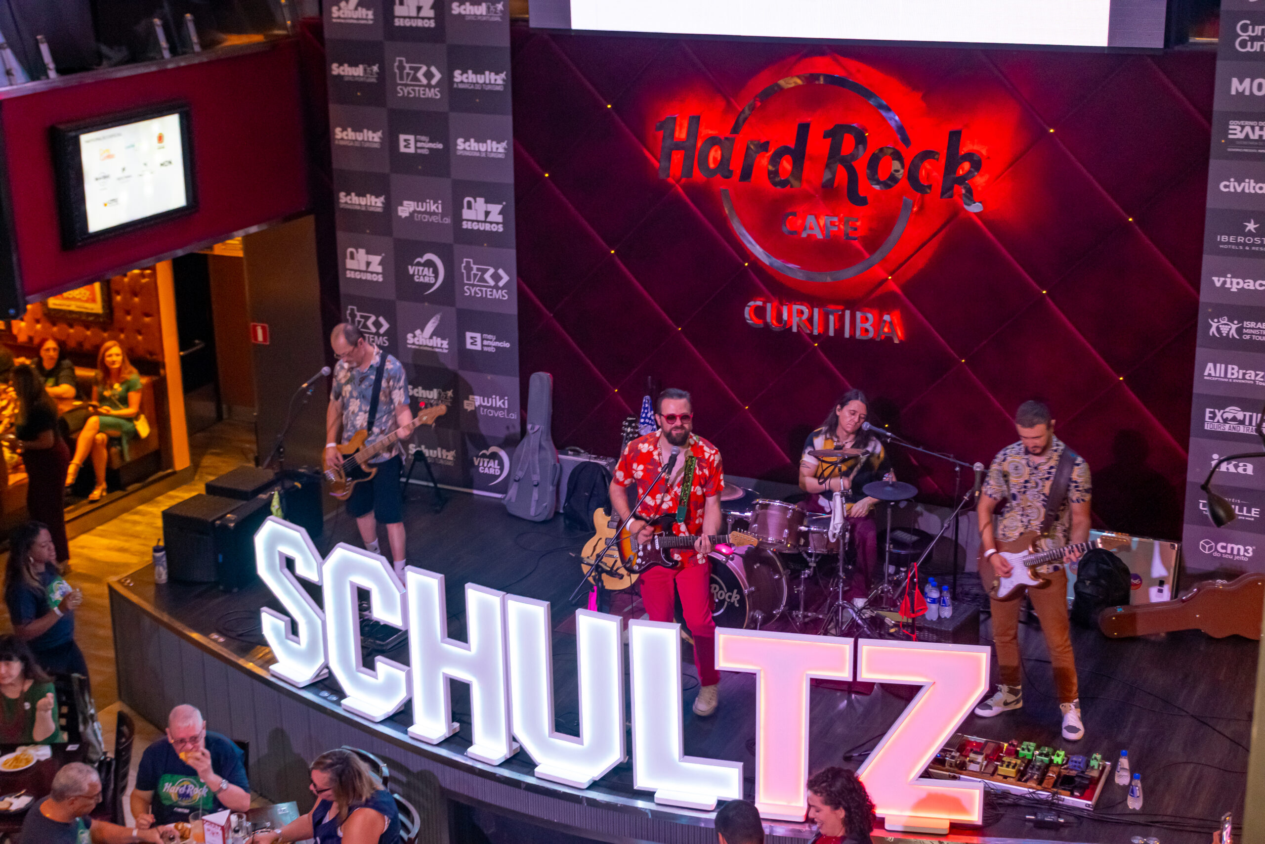 A festa da Schultz contou com música ao vivo A festa da Schultz contou com música ao vivo