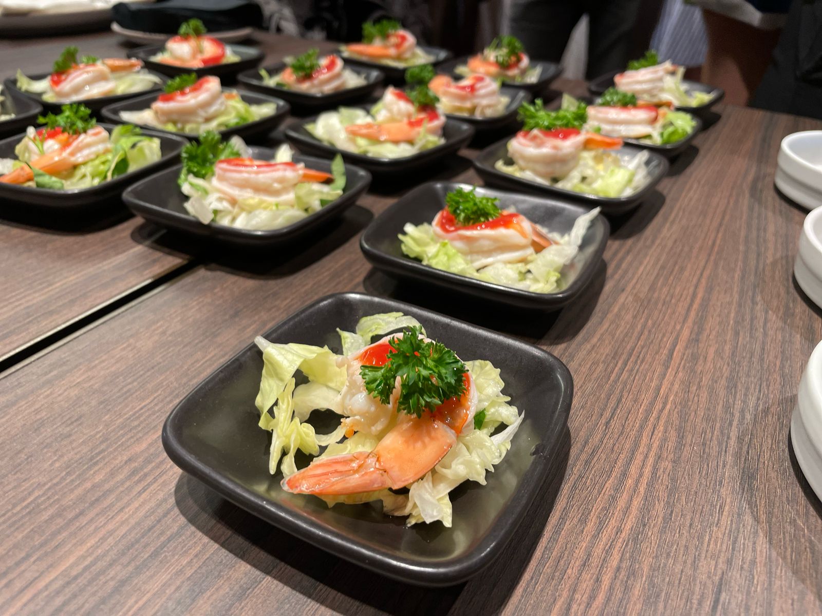 A tradicional salada e camarão de entrada do Butcher’s