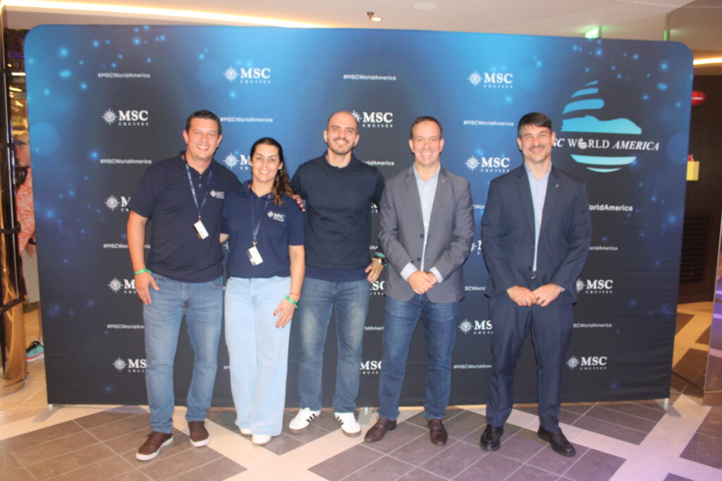 Adrian Ursilli, diretor geral da MSC no Brasil com equipe comercial da armadora
