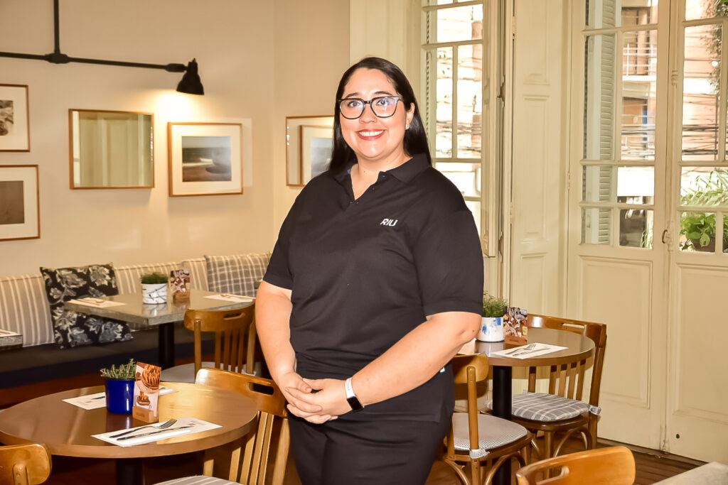 Adriana Rivera, executiva de Vendas da rede RIU Hotels & Resorts Adriana Rivera, executiva de Vendas da rede RIU Hotels & Resorts
