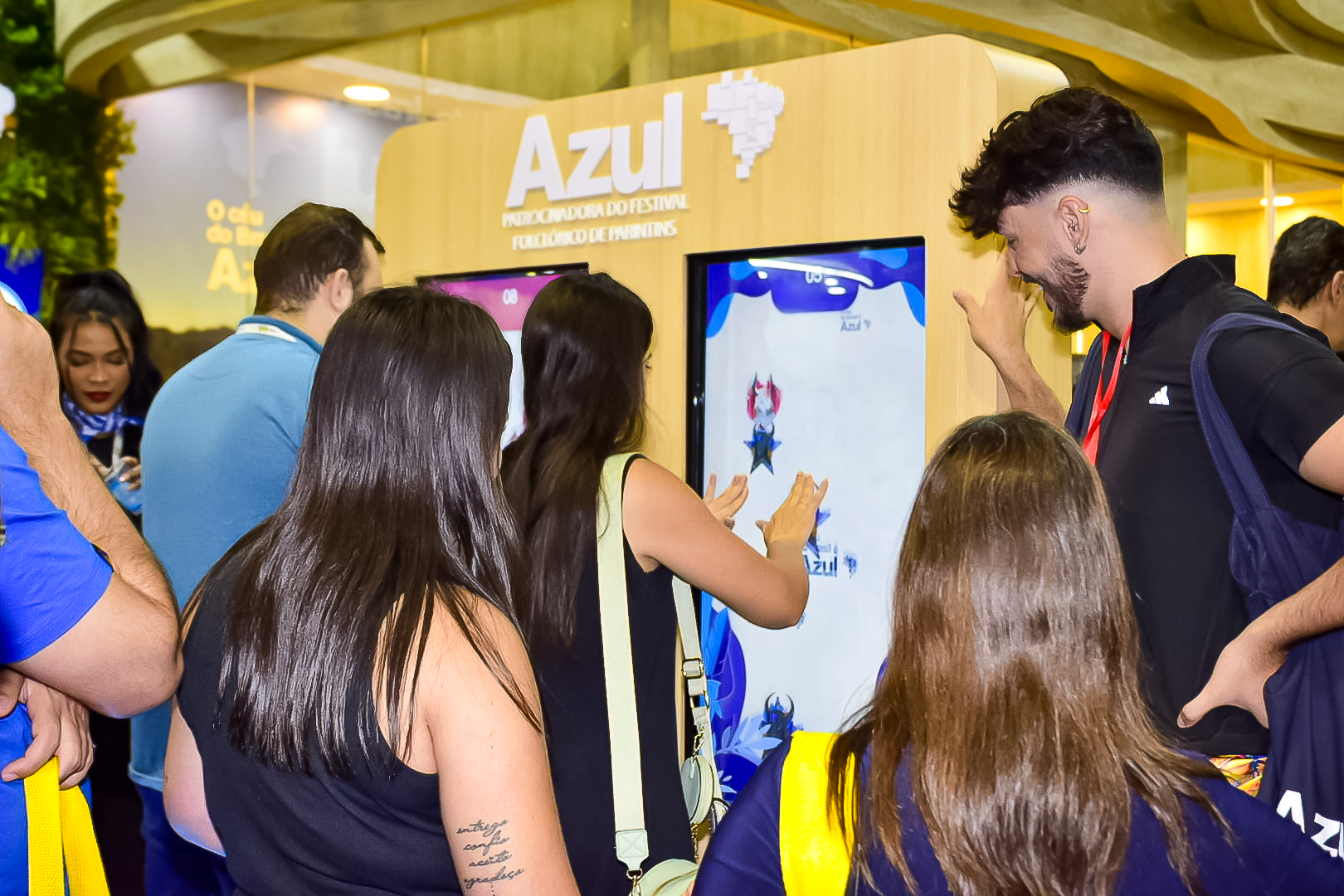Agentes de viagens em interação no estande da Azul