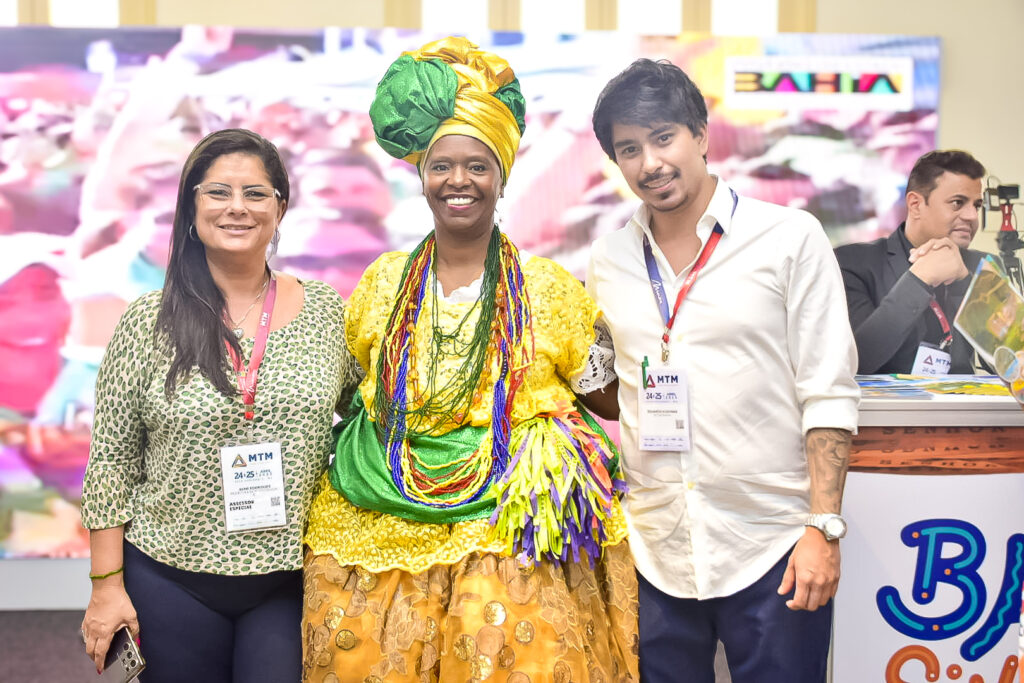 Aline Rodrigues, da prefeitura de Porto Seguro, com a baiana Marli Trindade, e Eduardo Koshima, da Setur da Bahia