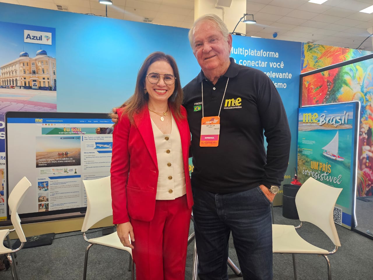 Ana Carolina Medeiros, presidente da Abav Nacional, com Roy Taylor, do Mercado e Eventos