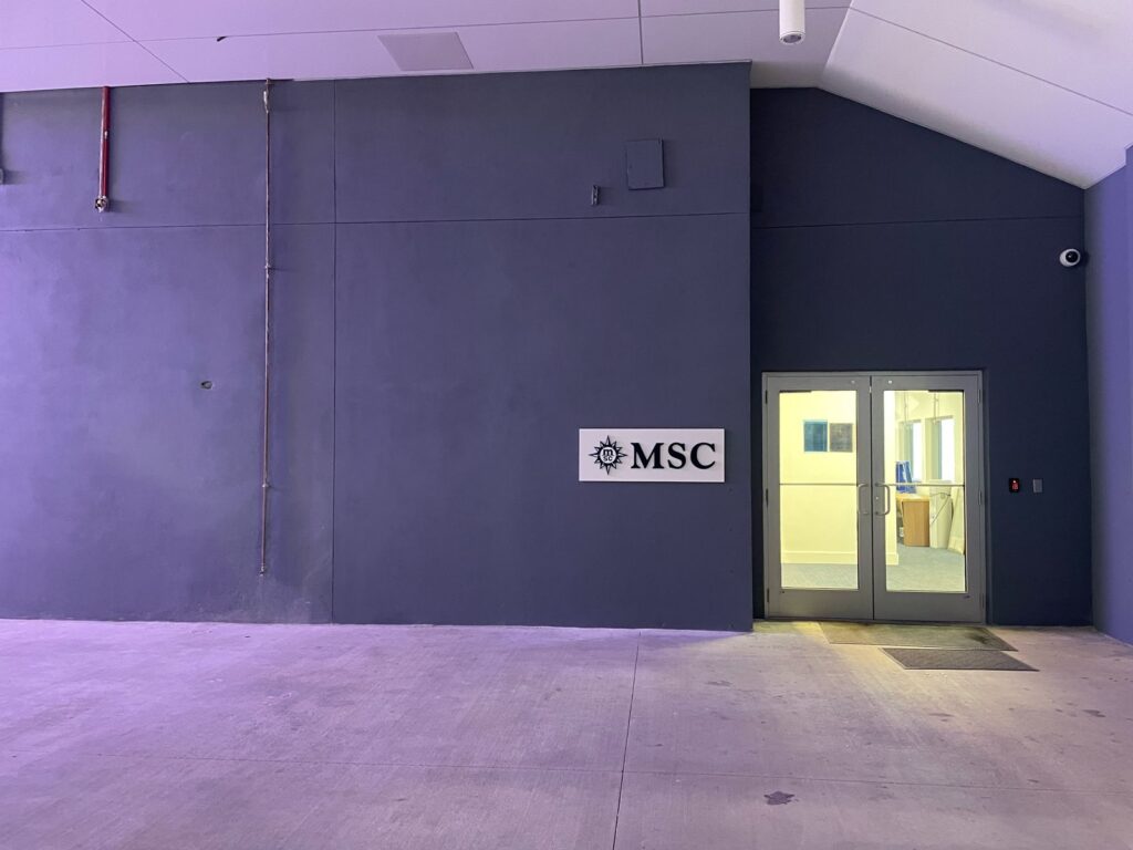Área de apoio da MSC no estacionamento