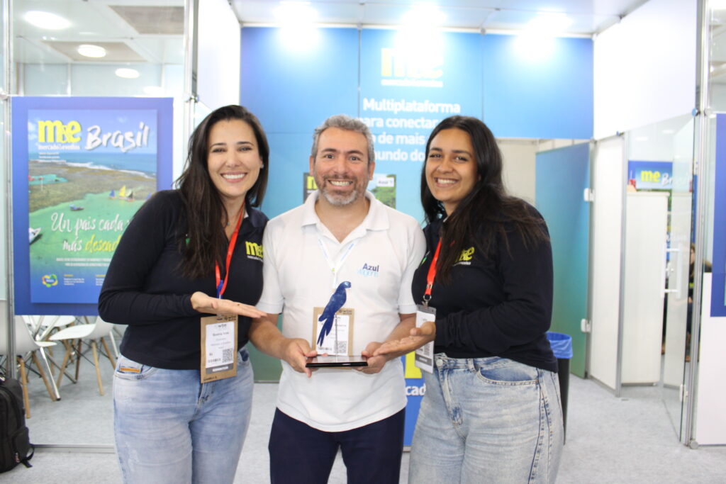 Beatriz do Vale, repórter; Ricardo Bezerra, Gerente Comercial da Azul; e Janaina Brito, Editora do M&E