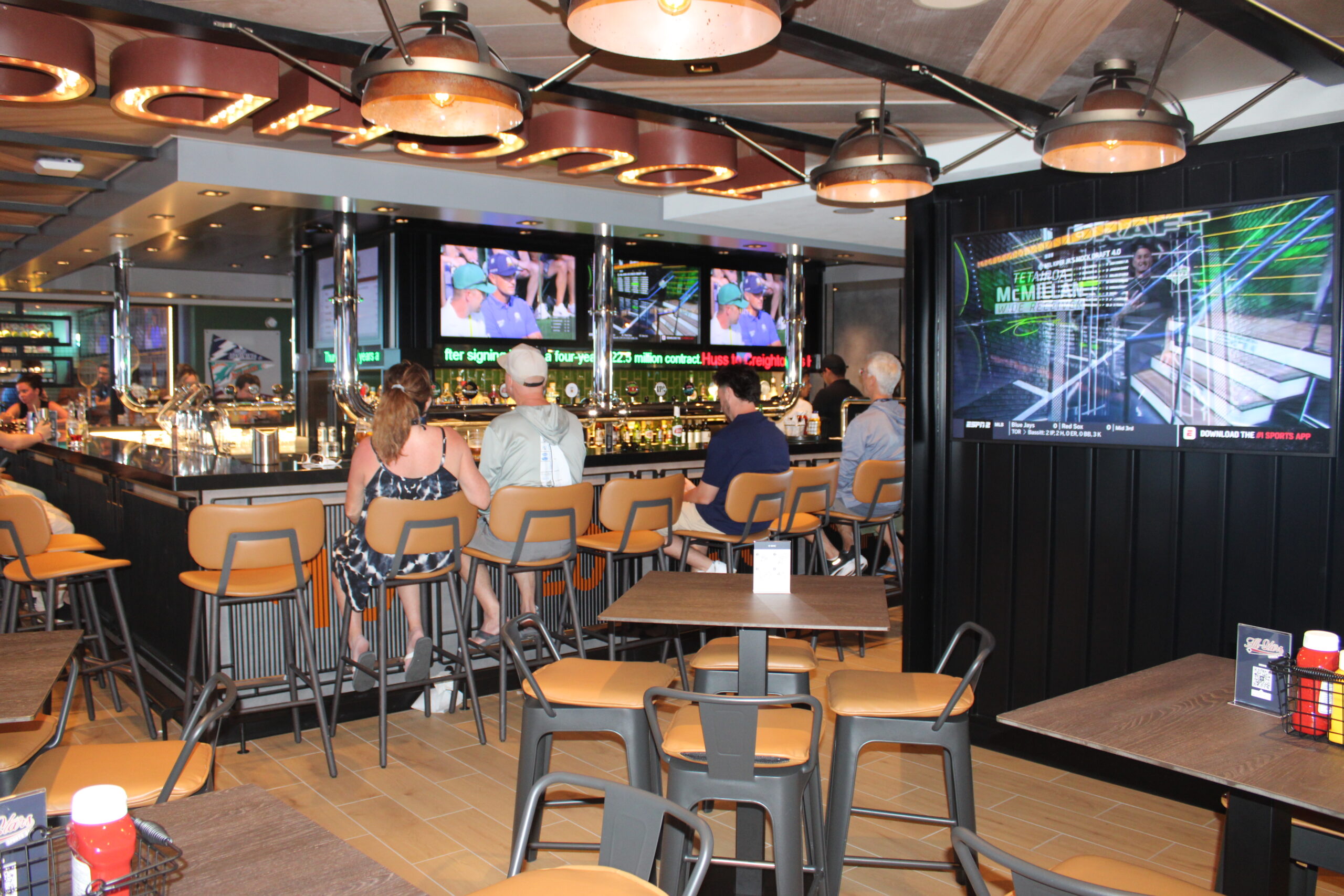 Bem voltado para o mercado americano, o navio conta com um renovado Sports Bar