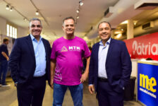 Breno Mesquita e Cláudio Júnior, da BBC Eventos, com Peter Mangabeira, da Abav-MG na MTM 2025