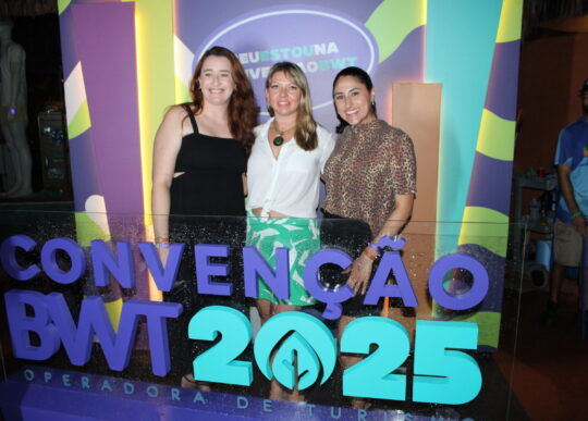 Segundo dia da BWT tem festa pé na areia para agentes; veja fotos
