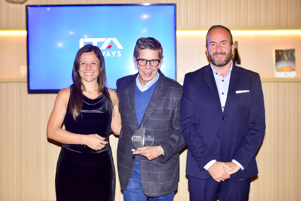 Cassio Oliveira, da Sakura recebeu o prêmio de Sheila Fontana e Andrea Taddei, da ITA na categoria Destaque