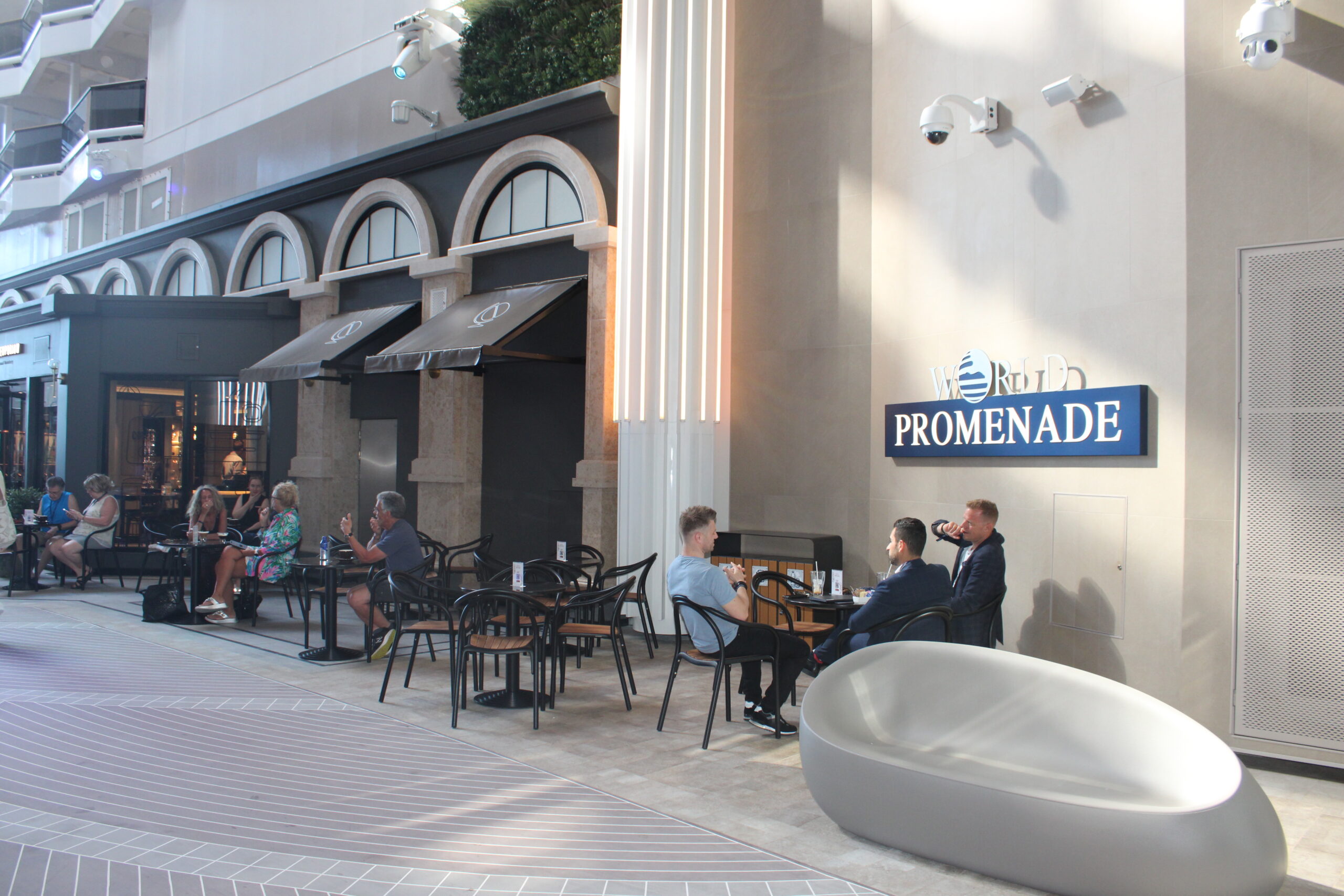 Com muita iluminação natural, o World Promenade é um dos grandes destaques do navio