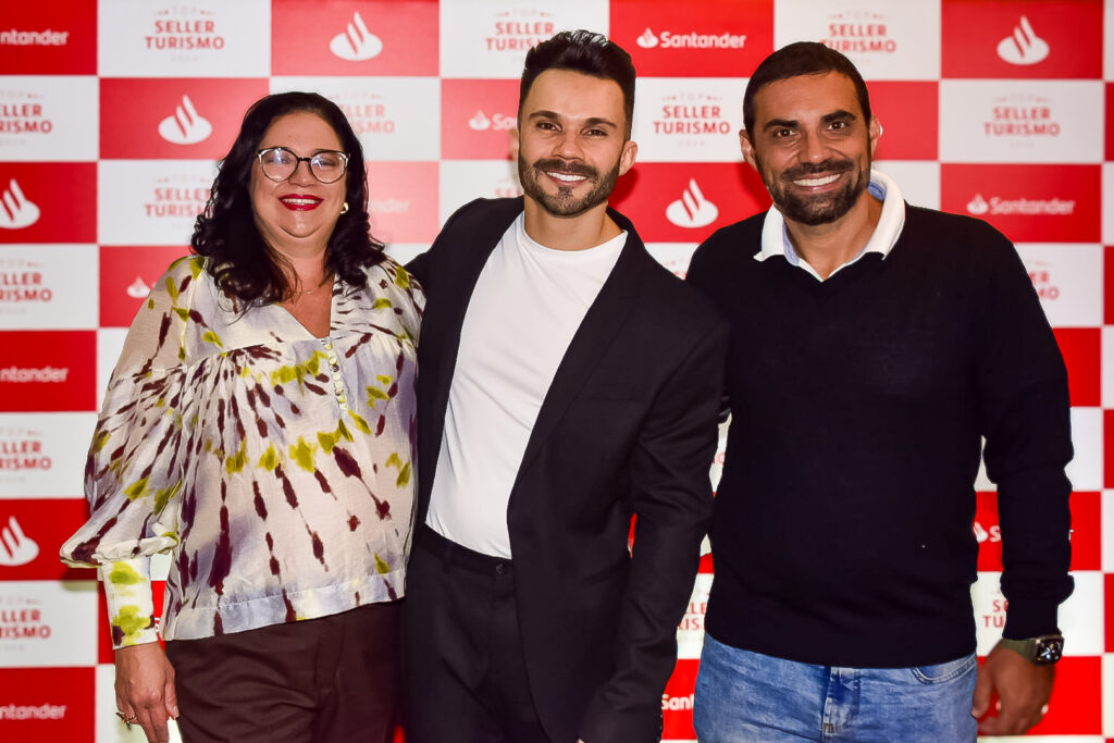Diogo Marinho, do Santander com Fabiola Cândido, da Blue Viagens e Alexandre Silva, da Azul Viagens Dom Pedro