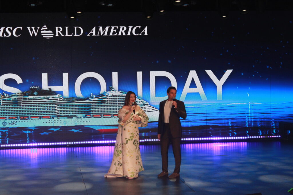 Drew Barrymore e Orlando Bloom, durante a cerimonia oficial
