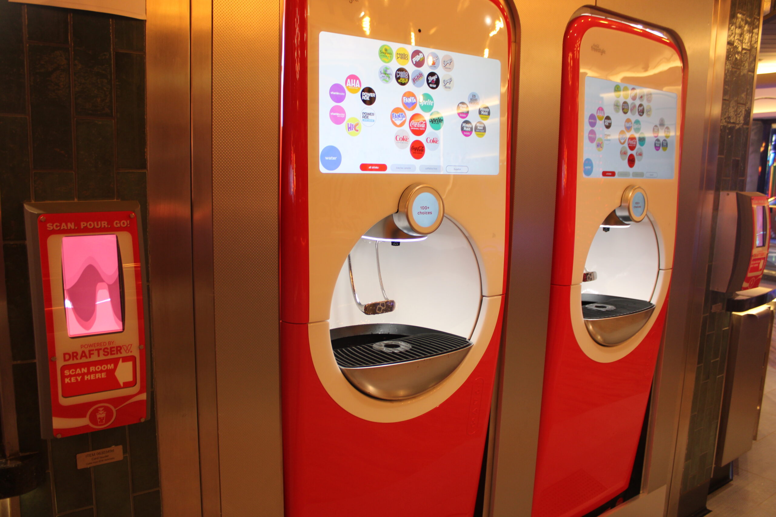 E não podia faltar, é claro, as tradicionais máquinas de bebidas neste novo espaço