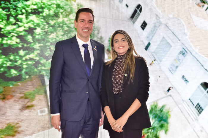 Turismo de Fortaleza prevê crescimento de 25% em 2025 e lança campanha promocional 1 Eduardo Bismarck, secretário de Turismo do Ceará e Denise Carrá, secretaria de Turismo de Fortaleza