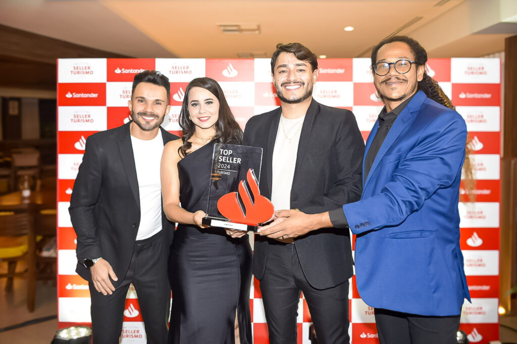Equipe da Hometour recebe prêmio Top Seller do Santander