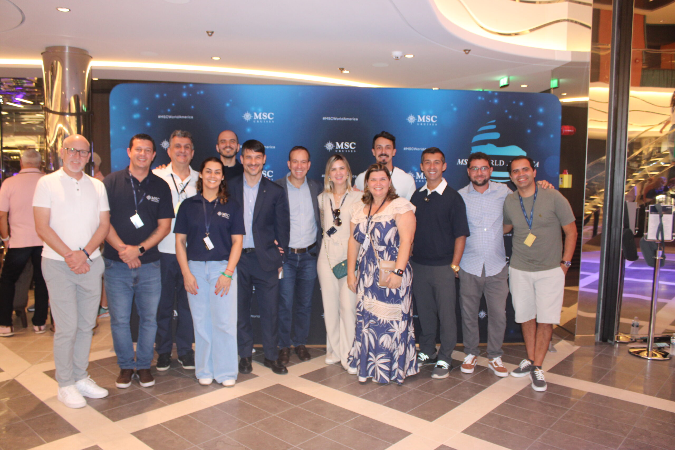 Equipe da MSC com trade brasileiro a bordo do MSC World America