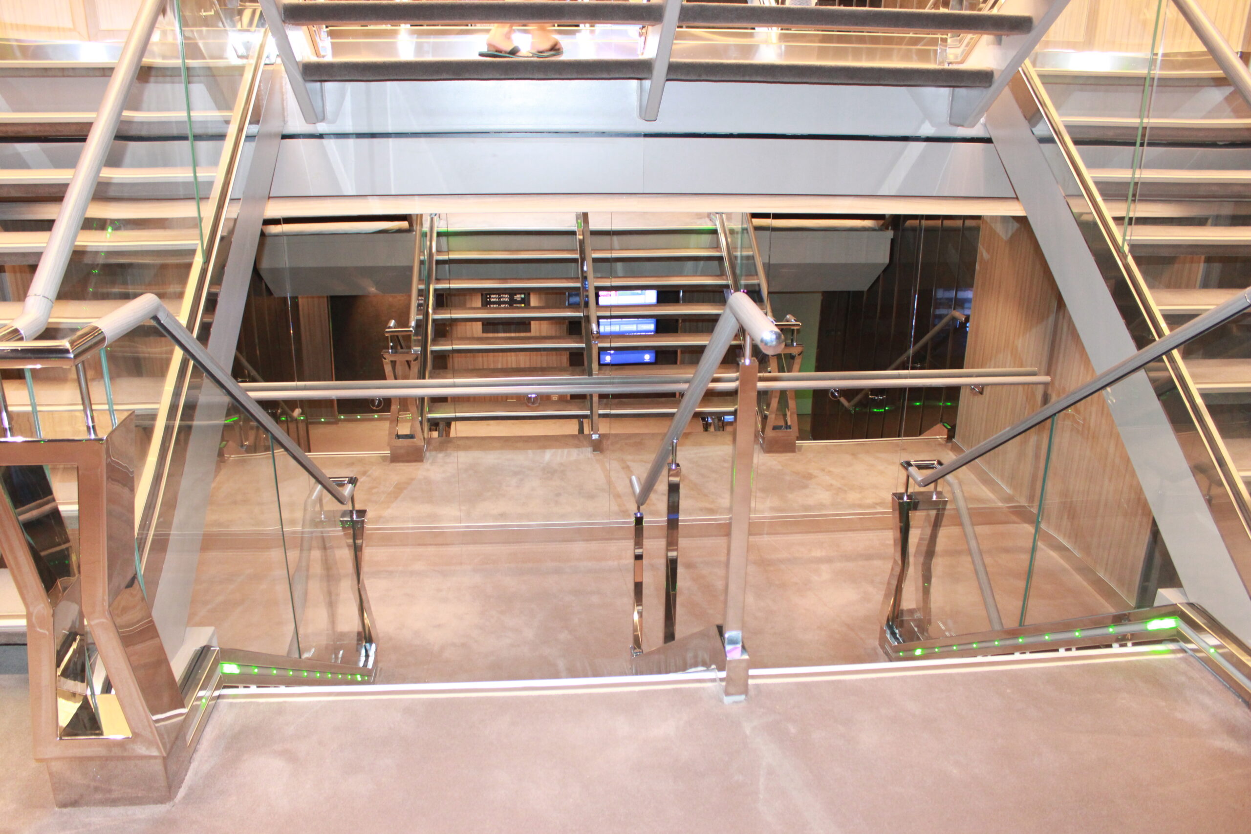 Escadas internas do navio dão acesso de um andar ao outro