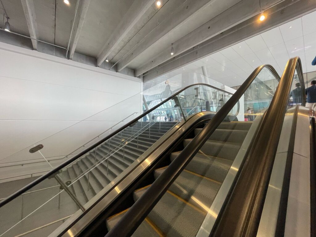 Escadas rolantes entre estacionamento e terminal