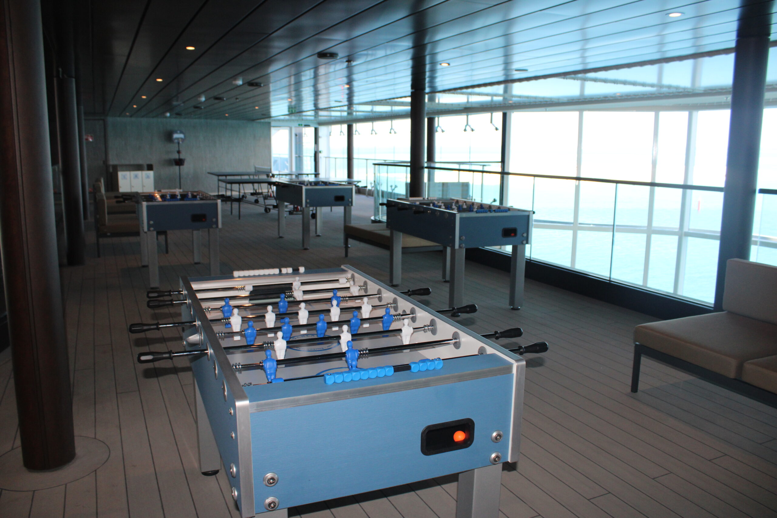 Espaço de jogos com pebolim, mesa de ping pong e mais, no Botanic Garden Bar