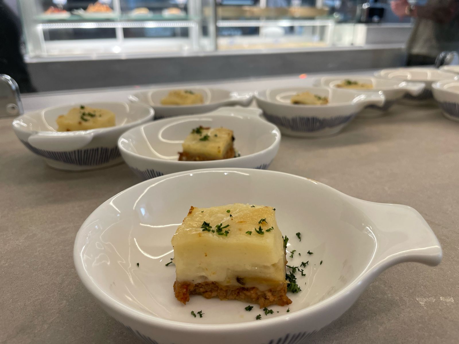 Especializado em comida grega e mediterrânea, o restaurante serviu alguns dos seus pratos chefes Especializado em comida grega e mediterrânea, o restaurante serviu alguns dos seus pratos chefes